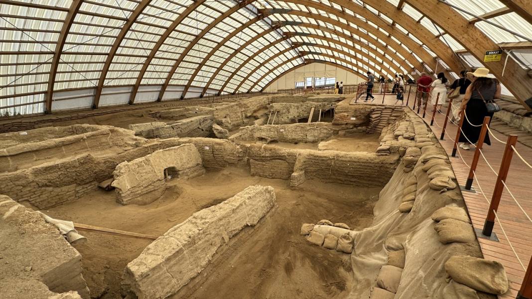 Konya'daki tarihi kazı çalışmasının "ölüler evi"nde 8 bebek iskeleti bulundu 2